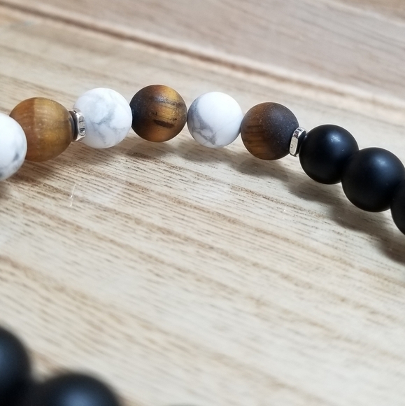 Black Onyx, Tiger Eye & Howlite Beaded Bracelet - Picture 6 of 7